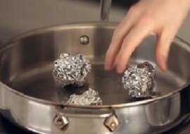 Na rozgrzanej patelni ułóż 3 kulki z folii aluminiowej. Nie wiesz dlaczego? Zobacz