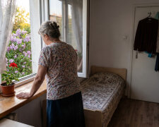 Syn wrócił do mnie "na miesiąc" po rozwodzie. Minęły dwa lata. Zajął większy pokój, sprowadził nową partnerkę, a kiedy nieśmiało wspomniałam o rachunkach za prąd, powiedział: "Mamo, przecież ci pomagam - jesteś dzięki mnie nie sama"