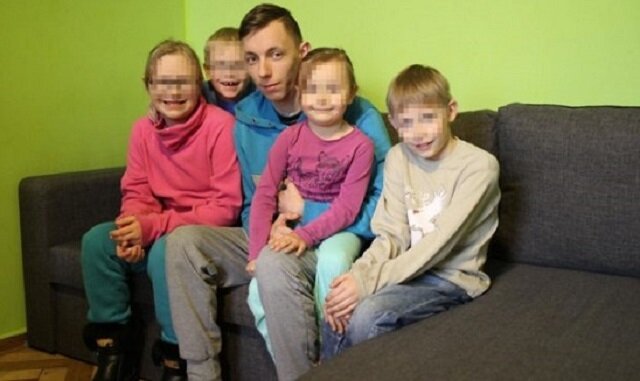 Po śmierci matki i odejściu ojca 21-letni mateusz rzucił studia, aby opiekować się swoim młodszym rodzeństwem