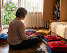 Przez czterdzieści lat robiłam na drutach swetry dla całej rodziny - nikt ich nie nosił, ale co roku robiłam kolejne. Kiedy sprzątałam szafę syna, znalazłam na samym dnie wszystkie - każdy złożony i owinięty w papier, podpisany moim imieniem i rokiem