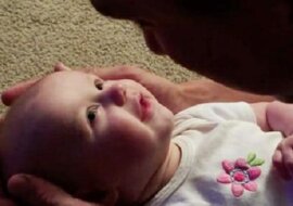 Ojciec śpiewa córce klasyczną piosenkę. Zobacz jej reakcję