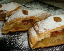 Łatwy do przygotowania niesamowity strudel z jabłkiem, rodzynkami, cynamonem i skórką z cytryny