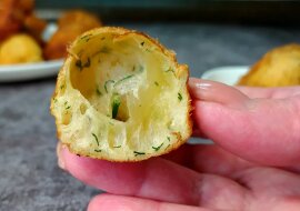 Jak gotować słone „mini pączki” na kefirze: delikatne jak eklerki i bardzo smaczne