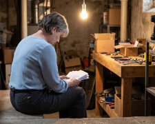 Mąż umarł w grudniu. W piwnicy, w kartonie pod wiertarką, znalazłam piętnaście kopert zaadresowanych do mnie - daty od 2009 do 2023. W środku listy jego ręką: życzenia, przeprosiny, jedno wyznanie. Żadnego mi nie dał