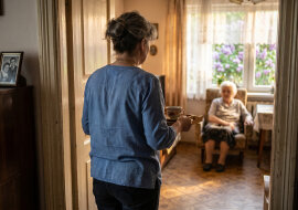 Mama zachorowała na Alzheimera. Mam troje rodzeństwa - brata w Gdańsku, siostrę w Anglii, brata pod Krakowem. Na rodzinnej grupie na WhatsAppie piszą: "Jak mama? Trzymamy kciuki"