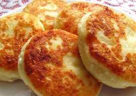 Niesamowite śniadanie dla całej rodziny - pyszne serniczki na mleku