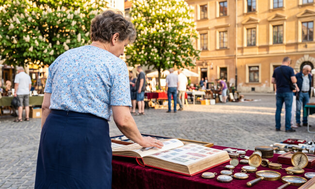 Klaser ze znaczkami tata zbierał całe życie - brat wziął go "na pamiątkę po ojcu". W maju zobaczyłam go na wystawie antykwariatu na rynku. Poznałam po przypalonym rogu: to ja go osmaliłam świeczką, jak byłam mała