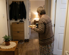 Od trzech lat opłacam wnuczce korepetycje z angielskiego. W zeszłym tygodniu przypadkiem usłyszałam, jak mówi do koleżanki - że babcia jest "trochę naiwna, ale przynajmniej daje kasę na buty"