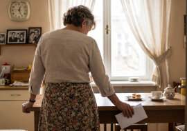 Syn załatwił sprzedaż opla po mężu - "po co ci, mamo, samo ubezpieczenie cię zje". Podpisałam, gdzie pokazał. Pod Biedronką zagadał mnie młody sąsiad: to on kupił, chwalił, że okazyjnie, za szesnaście tysięcy. Mnie syn przyniósł sześć