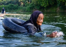 80-letnie kobiety przepływają 3 km, aby zdobyć wodę pitną