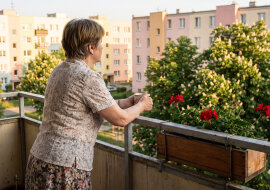 Mąż odszedł czternaście lat temu. W piątek zadzwoniła pielęgniarka z Włocławka: przywieźli go z udarem, a w dokumentach osobą do kontaktu wciąż jestem ja. Podyktowałam numer jego siostry; oddzwonili przed wieczorem, bo siostra nie odbiera