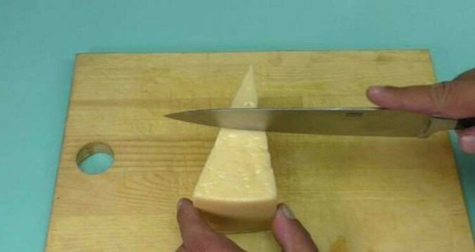 Prawidłowy sposób cięcia sera. Metoda jest naprawdę prosta