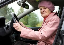 Mężczyzna pomógł starszej kobiecie zmienić koło. Dopiero wieczorem zdał sobie sprawę, co się naprawdę wydarzyło