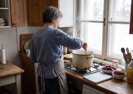 Synowa ogłosiła, że w tym roku święta robią z cateringu - "nowocześnie, mamo, bez stania przy garach". W Wigilię rano zadzwoniła: czy mam może barszcz, bo ten dowieziony jak woda