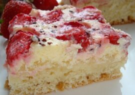Królewski deser – ciasto z truskawkami w polewie śmietanowej