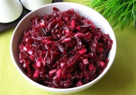 Koniecznie zrób tą mizerię z buraków do dzisiejszego obiadu. Ten przepis stał się hitem internetu. Palce lizać