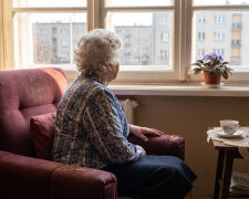 Na zimę brat wziął mamę do siebie - "po co ma sama marznąć, ogrzewanie drogie". W marcu mama poprosiła, żeby odwieźć ją do domu. W jej mieszkaniu mieszkał już syn brata. Mama zapytała tylko, gdzie jej fotel