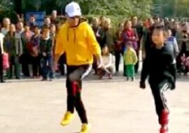 Taniec "w próżni" ojca i syna