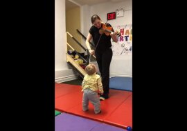 Maluch po raz pierwszy usłyszał skrzypce i poruszył serca wszystkich swoją reakcją. Wideo