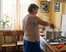 Przed ślubem wnuczka przyjechała do mnie na cały weekend - nauczyć się rosołu i zapytać o rzeczy, o które "mamy nie może". Gadałyśmy do drugiej w nocy. Jej matka, moja synowa, obraziła się na nas obie