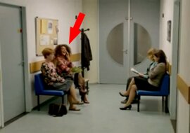 Dziewczyna głosno rozmawiała siedząc w kolejce. Zobacz, co zrobiła jej sąsiadka. Śmieszne do łez, brawo