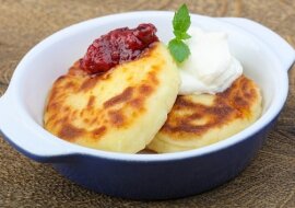 Domowe syrniki w piekarniku, z mąką i kaszą manną