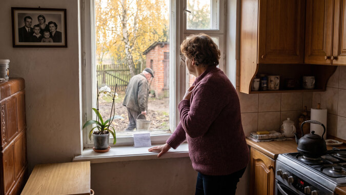 Brat zabrał tatę na październik do siebie na wieś - "na grzyby, tato, na świeże powietrze". W środę tata zadzwonił do mnie: czy mogę przyjechać, bo brat z bratową od soboty są w Turcji, a on sam karmi świnie i pilnuje kur