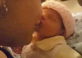 Mama pocałowała maluszka. Reakcja dziecka jest fajna. Bezgraniczne zauroczenie gwarantowane