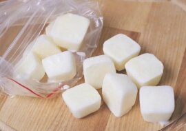 Po co zamrażać mleko w lodówce? Dowiedz się