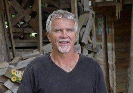 Mężczyzna zbudował 10-piętrowy dom z 80 pokojami na sześciu drzewach