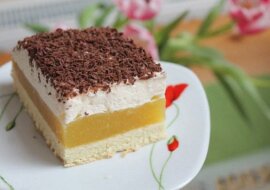 Szarlotka królewska. Pyszna szarlotka na biszkopcie z bitą śmietaną