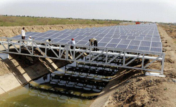 Przełom w nauce: instalowanie elektrowni słonecznych nad kanałami wodnymi pomoże zachować zasoby słodkiej wody i zapewni czystą energię