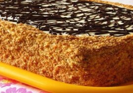 Pyszny miodownik z kremem śmietankowym i orzechami