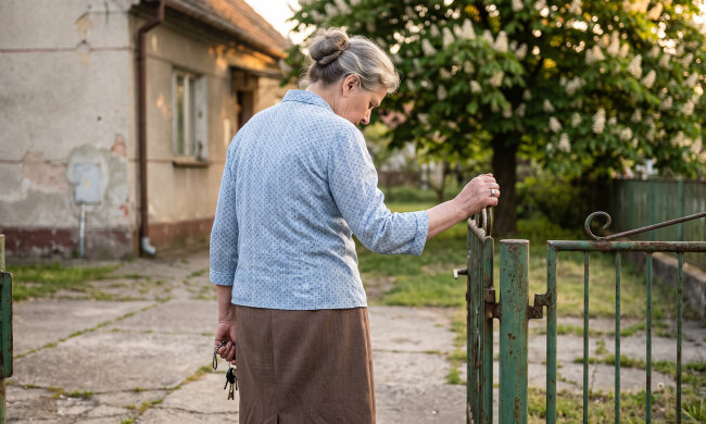 Po pogrzebie mamy sąsiadka przyniosła nam sernik i powiedziała, że dobrze, że dom zostaje w rodzinie, skoro mama przepisała go na Jurka jeszcze zimą