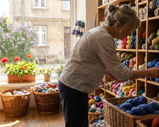 Syn poprosił, żebym nie przyjeżdżała na jego ślub za granicą - powiedział, że rodzina żony jest "z innego świata" i będę się czuła niezręcznie. Tydzień po ślubie przyszła paczka od jego teściowej - w środku był szal i list po angielsku
