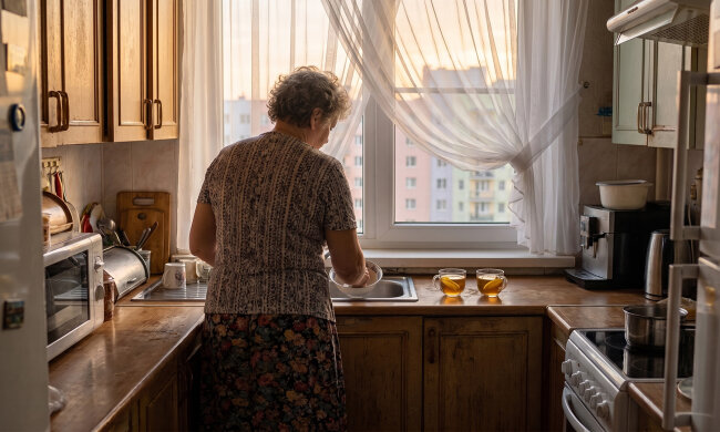 Mąż odszedł do młodszej dziewiętnaście lat temu. W środę zadzwonił jego brat: młodsza wyjechała do Anglii "na stałe", a on po operacji biodra sam nie da rady. Brat pyta, czy przyjmę go "na miesiąc, do rehabilitacji"