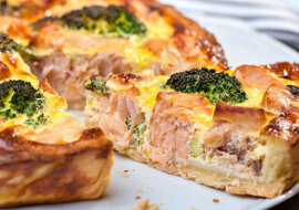 Wspaniała opcja na nowy rok: otwarte ciasto z łososiem i brokułami