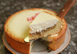 Delikatne ciasto do herbaty z dwoma nadzieniami jednocześnie. Ciasto jest bardzo aromatyczne i delikatne, po prostu rozpływa się w ustach