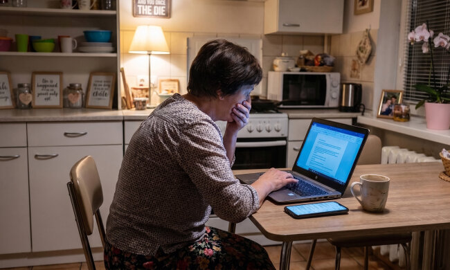 Do ostatniego miesiąca płaciłam mamie za leki, bo "z emerytury nie starcza". Tydzień po pogrzebie siostra wystawiła jej kawalerkę na sprzedaż. Zapytałam, jakim prawem, skoro spadek niezałatwiony. Pokazała akt darowizny z 2019 roku