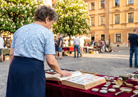 Klaser ze znaczkami tata zbierał całe życie - brat wziął go "na pamiątkę po ojcu". W maju zobaczyłam go na wystawie antykwariatu na rynku. Poznałam po przypalonym rogu: to ja go osmaliłam świeczką, jak byłam mała