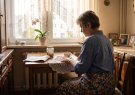 Mąż odszedł do innej, a jego mama została - osiemdziesiąt lat, blok obok. Przez dziewięć lat woziłam jej obiady i leki, bo syn "nie miał jak". Mieszkanie zapisała mi u notariusza. Były mąż dowiedział się przy odczytaniu