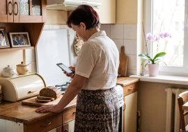 Mąż zmarł w lutym, miał sześćdziesiąt jeden lat. Jego telefon wciąż leżał w kuchni przy chlebaku. W kwietniu przyszedł SMS z przedszkola: "Zebranie grupy Motylki w czwartek o 16:15. Prosimy rodziców o obecność"