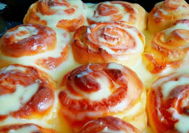 Pyszne i aromatyczne zawijańce z twarogiem w sosie śmietanowym