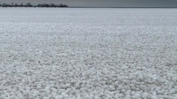 To zamarznięte jezioro w Kanadzie zachwyci każdego. Wideo