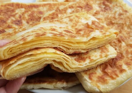 Domowy ormiański lawasz na patelni: wystarczy mąka i wrzątek