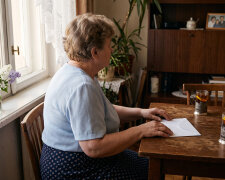 Pięć lat temu dałam synowi trzydzieści tysięcy na samochód - "oddamy po trzynastce, mamo". W tym roku poprosiłam o tysiąc na protezę. Synowa poradziła, żebym poszła z tym do MOPS-u, "bo przy takiej emeryturze należy się pani pomoc"
