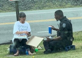 Policjant nakarmił bezdomną i usiadł aby zjeść z nią posiłek. A wszystko dzięki koszulce z napisem w którą była ona ubrana