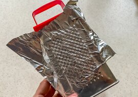 Dlaczego nakładam na tarkę folię i dlaczego to lepszy wariant od plastikowej siatki? Zobacz