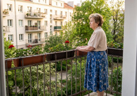 W galerii mierzyłam sukienkę na wesele wnuka. W przymierzalni obok synowa z mamą wybierały garsonkę - nie wiedziały, że za zasłonką jestem ja. Synowa tłumaczyła, że "od stycznia teściowa idzie do kawalerki Kuby"