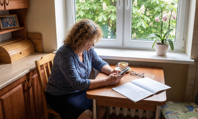 Pół roku przed śmiercią mama pożyczyła bratu dwadzieścia osiem tysięcy na nowy dach. Po pogrzebie brat powiedział, że to była darowizna, "mama sama chciała". Telefon mamy leży teraz u mnie w szufladzie